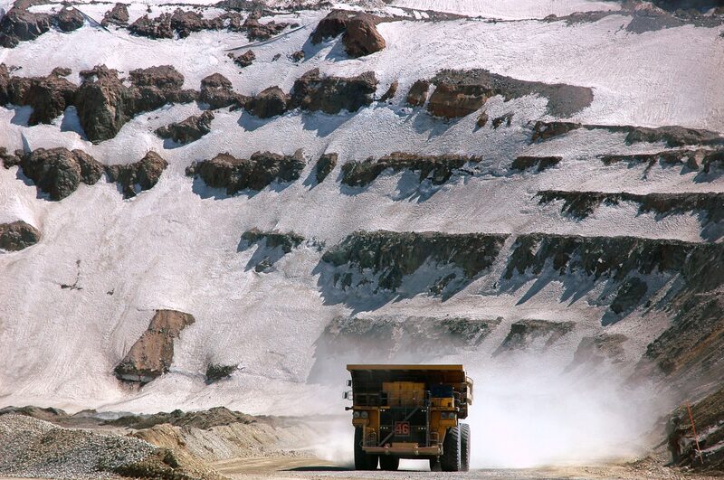 Un camión transporta cobre en Los Bronces. Un camión transporta cobre en Los Bronces.