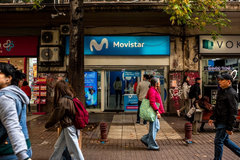 Una tienda de servicio de telefonía móvil Movistar en Santiago de Chile. Fotógrafo: Cristóbal Olivares/Bloomberg. Una tienda de servicio de telefonía móvil Movistar en Santiago de Chile. Fotógrafo: Cristóbal Olivares/Bloomberg.
