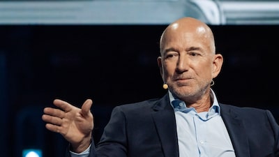 Bezos vende casi US$350 millones en acciones de Amazon tras máximo histórico de la compañía Bezos vende casi US$350 millones en acciones de Amazon tras máximo histórico de la compañía