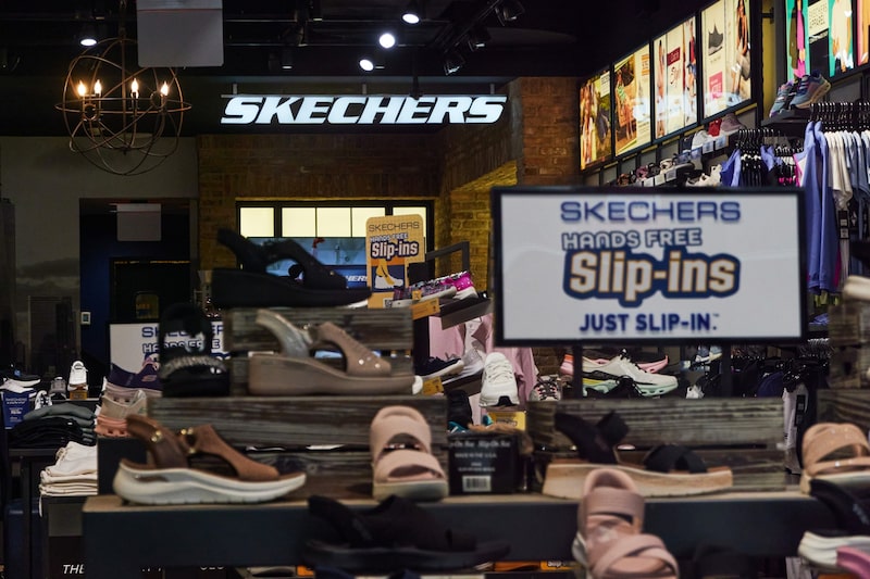 A Skechers é hoje a terceira maior varejista global de calçados esportivos, atrás de Nike e Adidas, segundo empresas de pesquisa de mercado A Skechers é hoje a terceira maior varejista global de calçados esportivos, atrás de Nike e Adidas, segundo empresas de pesquisa de mercado