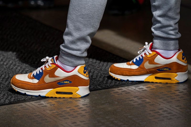 Un trabajador con zapatillas de la marca Nike posa en la puerta de una tienda Nike en San Francisco, California (EE.UU.). Un trabajador con zapatillas de la marca Nike posa en la puerta de una tienda Nike en San Francisco, California (EE.UU.).
