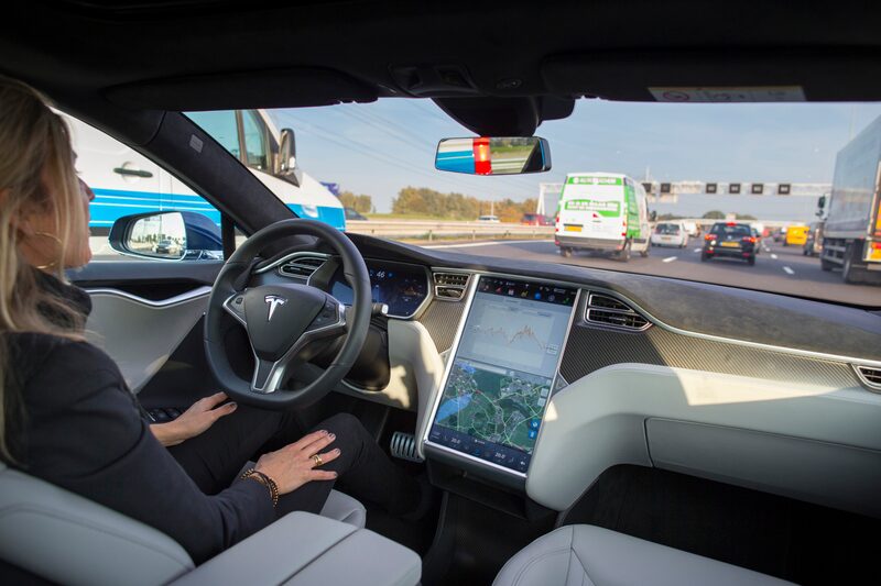 A atualização planejada para os próximos dias permitirá que os proprietários de Tesla usem recursos de assistência ao motorista nas ruas das cidades (Foto: Jasper Juinen/Bloomberg) A atualização planejada para os próximos dias permitirá que os proprietários de Tesla usem recursos de assistência ao motorista nas ruas das cidades (Foto: Jasper Juinen/Bloomberg)