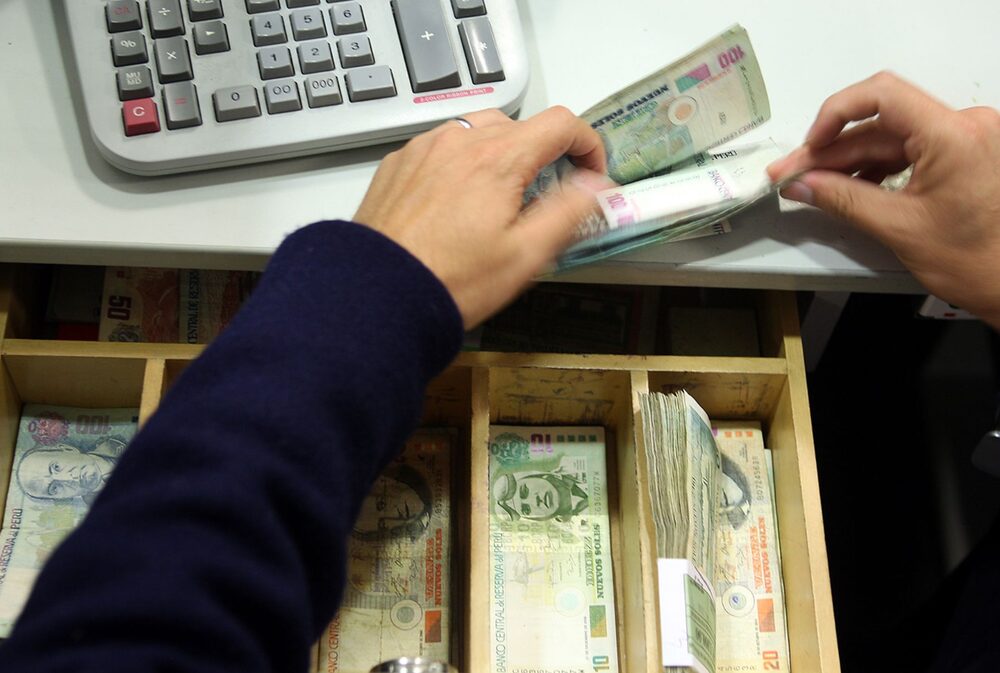 El último jueves 30 de marzo en sesión extraordinaria del Consejo de Ministros se discutió una iniciativa para subir el salario mínimo de Perú en 95 soles, pasando de 930 soles a 1.025 soles (más de 280 dólares). El último jueves 30 de marzo en sesión extraordinaria del Consejo de Ministros se discutió una iniciativa para subir el salario mínimo de Perú en 95 soles, pasando de 930 soles a 1.025 soles (más de 280 dólares).