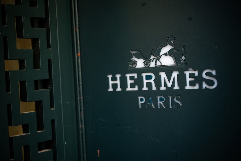 El logotipo de Hermes Paris en una boutique de lujo de Hermes en París, Francia, el martes 22 de octubre de 2024. Hermes se ha mantenido estable gracias a que su división de artículos de cuero se beneficia de largas listas de espera y aumentos de precios, según Exane, y ha tenido una calificación neutral desde 2018. Fotógrafo: Benjamin Girette/Bloomberg. El logotipo de Hermes Paris en una boutique de lujo de Hermes en París, Francia, el martes 22 de octubre de 2024. Hermes se ha mantenido estable gracias a que su división de artículos de cuero se beneficia de largas listas de espera y aumentos de precios, según Exane, y ha tenido una calificación neutral desde 2018. Fotógrafo: Benjamin Girette/Bloomberg.