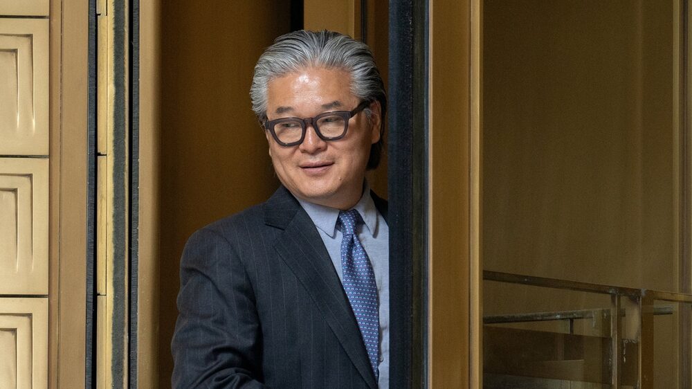 Bill Hwang na saída do tribunal em Nova York em 10 de julho Bill Hwang na saída do tribunal em Nova York em 10 de julho