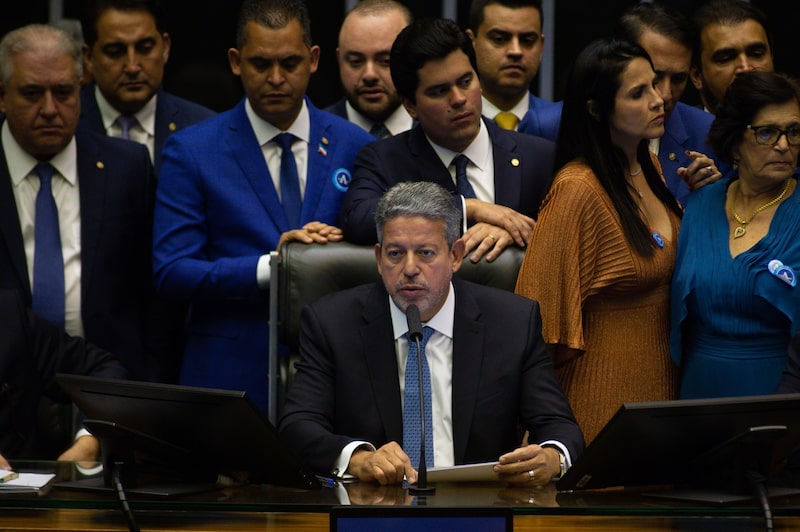 El presidente de la Cámara Baja, Arthur Lira, en el centro, quiere aprobar la nueva propuesta de marco fiscal del presidente Luiz Inácio Lula da Silva antes del 10 de mayo, pero siguen existiendo obstáculos. El presidente de la Cámara Baja, Arthur Lira, en el centro, quiere aprobar la nueva propuesta de marco fiscal del presidente Luiz Inácio Lula da Silva antes del 10 de mayo, pero siguen existiendo obstáculos.