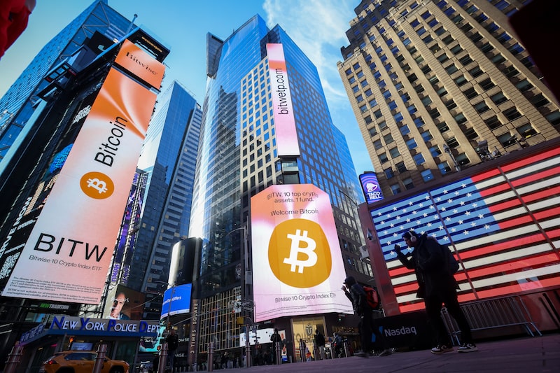 Cartel publicitario de Bitcoin en Times Square, Nueva York. Cartel publicitario de Bitcoin en Times Square, Nueva York.