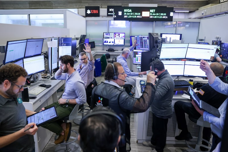 Traders work on the floor of the American Stock Exchange (AMEX) at the New York Stock Exchange (NYSE) in New York, US, on Monday, June 1, 2026. A renewed rally in oil drove bonds lower while stocks fluctuated as a report that Iran will halt talks with the US cast doubt on a ceasefire renewal. Photographer: Michael Nagle/Bloomberg Traders work on the floor of the American Stock Exchange (AMEX) at the New York Stock Exchange (NYSE) in New York, US, on Monday, June 1, 2026. A renewed rally in oil drove bonds lower while stocks fluctuated as a report that Iran will halt talks with the US cast doubt on a ceasefire renewal. Photographer: Michael Nagle/Bloomberg