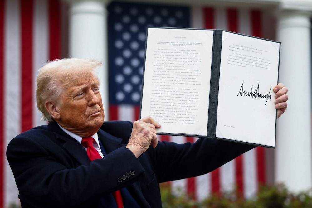 El presidente de Estados Unidos, Donald Trump, exhibe una orden ejecutiva firmada durante un anuncio de aranceles en el Jardín de las Rosas de la Casa Blanca. El presidente de Estados Unidos, Donald Trump, exhibe una orden ejecutiva firmada durante un anuncio de aranceles en el Jardín de las Rosas de la Casa Blanca.