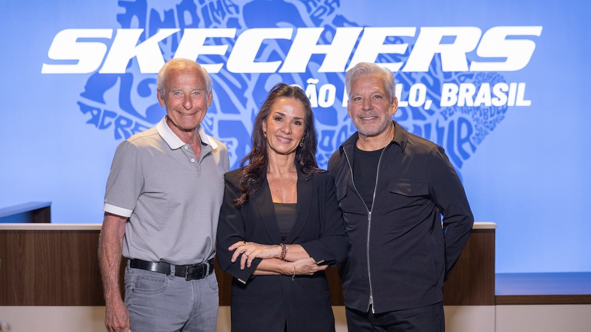 David Weinberg, COO Global, ao lado de Sabrina Mônaco, country manager, e Michael Greenberg, co-fundador da Skeckers: a companhia afirma ter colocado dezenas de milhões de dólares no país e que o compromisso de investimento — em marketing, estoque, produção local, o novo centro de distribuição e a formação do time brasileiro — já passa de US$ 50 milhões