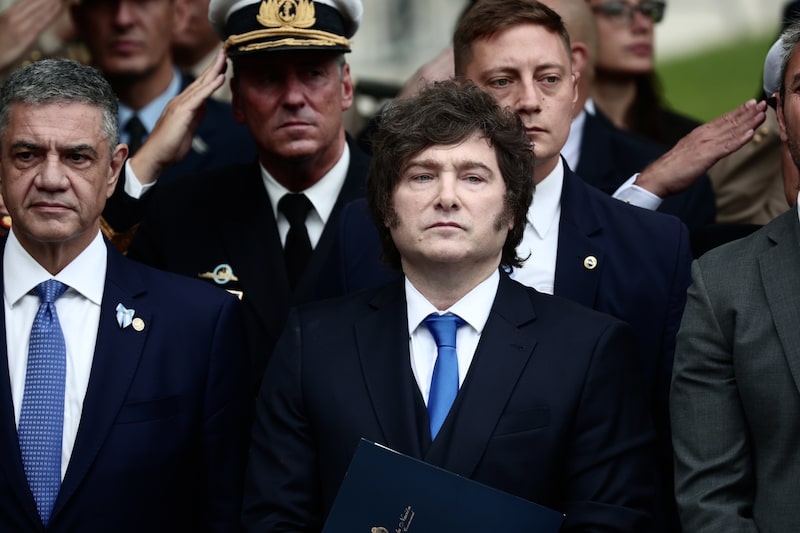 A aprovação do presidente libertário caiu para 35,5% em abril, enquanto a desaprovação subiu para 63%, segundo a LatAm Pulse (Foto: Tomas Cuesta/Getty Images) A aprovação do presidente libertário caiu para 35,5% em abril, enquanto a desaprovação subiu para 63%, segundo a LatAm Pulse (Foto: Tomas Cuesta/Getty Images)