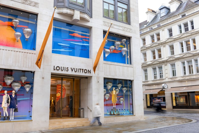 Dezoito meses atrás, as ações da LVMH estavam sendo negociadas em um nível recorde: queda foi de 33% desde então Dezoito meses atrás, as ações da LVMH estavam sendo negociadas em um nível recorde: queda foi de 33% desde então