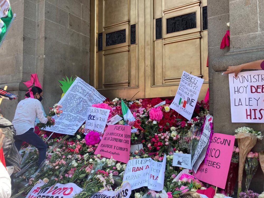 Los manifestantes colocaron una ofrenda floral a los ministros de la Corte para demandar la inconstitucionalidad de la reforma electoral de AMLO. Los manifestantes colocaron una ofrenda floral a los ministros de la Corte para demandar la inconstitucionalidad de la reforma electoral de AMLO.