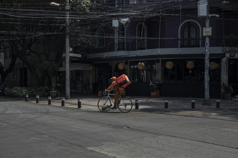 Un trabajador monta en bicicleta mientras realiza una entrega de la app Rappi en Ciudad de México, México, el viernes 3 de abril de 2020. Un trabajador monta en bicicleta mientras realiza una entrega de la app Rappi en Ciudad de México, México, el viernes 3 de abril de 2020.