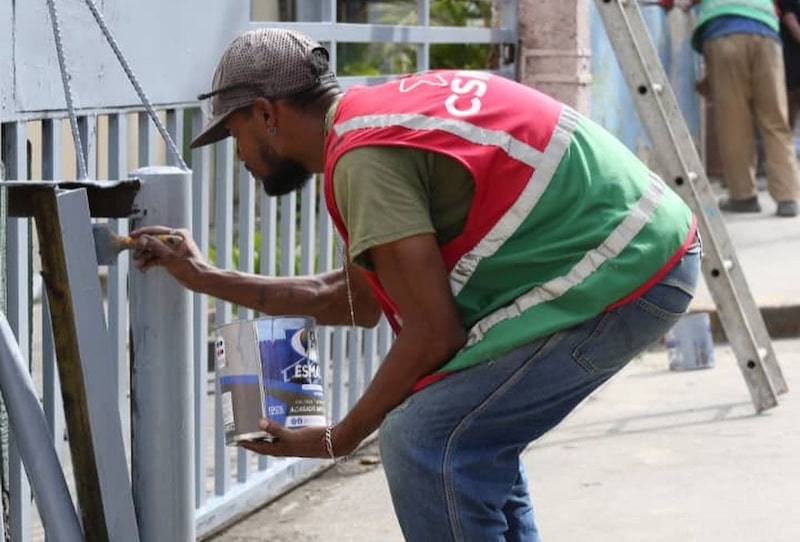 En una imagen referencial, trabajos de rehabilitación, en el conjunto residencial Los Fetras, de la parroquia El Valle, el 5 de diciembre de 2023. En una imagen referencial, trabajos de rehabilitación, en el conjunto residencial Los Fetras, de la parroquia El Valle, el 5 de diciembre de 2023.