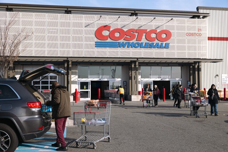 Compradores afuera de una tienda Costco en Bayonne, Nueva Jersey. Fotógrafo: Angus Mordant/Bloomberg. Compradores afuera de una tienda Costco en Bayonne, Nueva Jersey. Fotógrafo: Angus Mordant/Bloomberg.