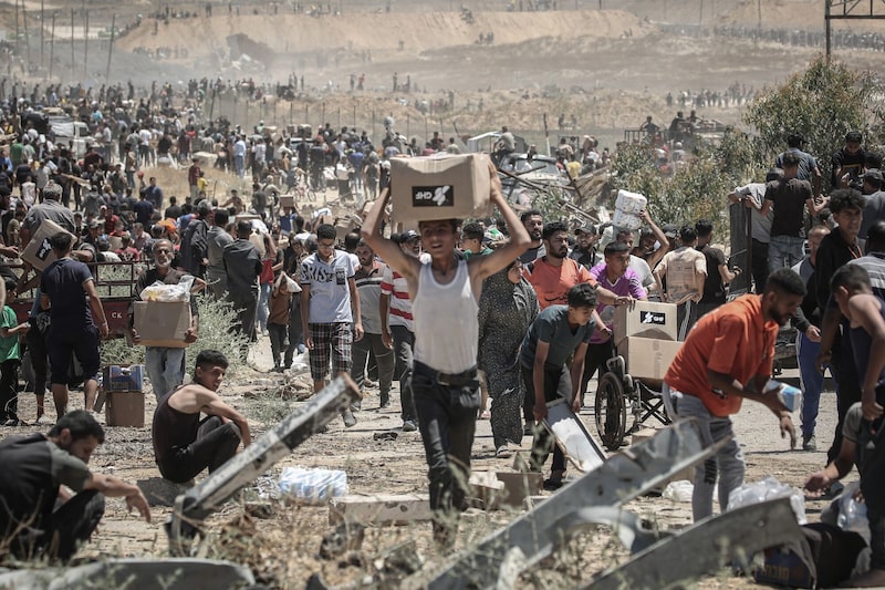 Palestinos llevan cajas de ayuda humanitaria recogidas de un centro de distribución en el Corredor Netzarim, en el centro de la Franja de Gaza, el jueves 29 de mayo de 2025. Palestinos llevan cajas de ayuda humanitaria recogidas de un centro de distribución en el Corredor Netzarim, en el centro de la Franja de Gaza, el jueves 29 de mayo de 2025.