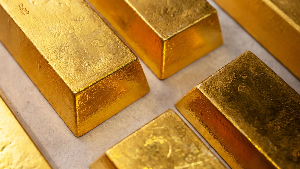 ¿Por qué el oro acumula una caída cercana al 30%?