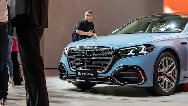 Beneficios de Mercedes caen por la escasa demanda en China y previo a la ofensiva de modelos Beneficios de Mercedes caen por la escasa demanda en China y previo a la ofensiva de modelos