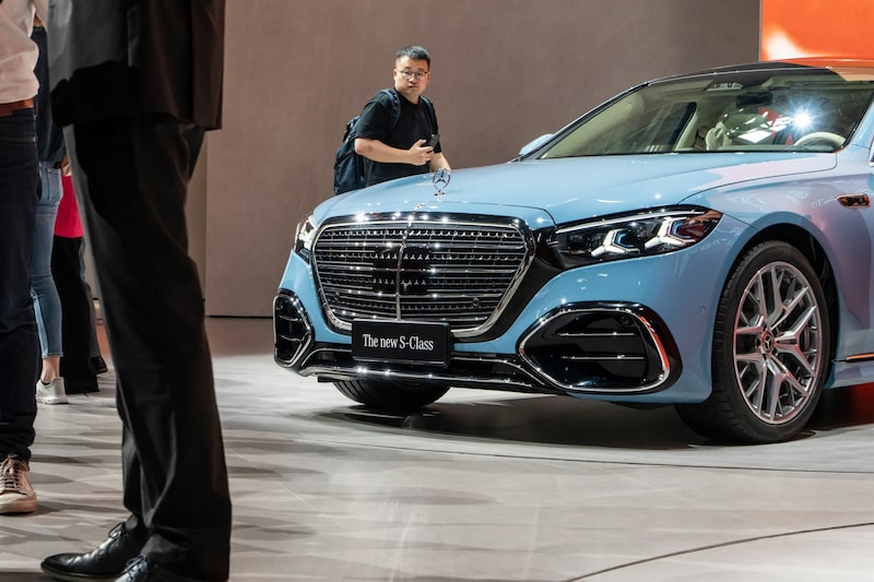 El vehículo de lujo Mercedes-Benz Clase S en el Salón del Automóvil de Pekín de 2025. Fotógrafo: Qilai Shen/Bloomberg El vehículo de lujo Mercedes-Benz Clase S en el Salón del Automóvil de Pekín de 2025. Fotógrafo: Qilai Shen/Bloomberg