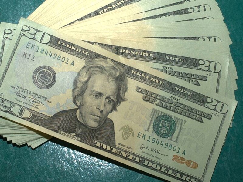 O dólar comercial registrou uma mínima de R$ 4,59 e uma máxima de R$ 5,76 nas últimas 52 semanas. Em 2022, já acumula queda de cerca de 14% O dólar comercial registrou uma mínima de R$ 4,59 e uma máxima de R$ 5,76 nas últimas 52 semanas. Em 2022, já acumula queda de cerca de 14%