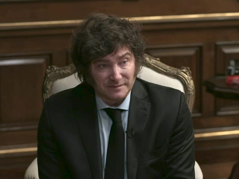 El pueblo de Argentina tolerará condiciones económicas duras porque entiende que es la única manera de seguir adelante después de 20 años de populismo que dejaron al país en ruinas, dice el presidente Javier Milei en una entrevista con John Micklethwait, editor en jefe de Bloomberg. Hablaron en la Casa Rosada, en Buenos Aires.Fuente: Bloomberg El pueblo de Argentina tolerará condiciones económicas duras porque entiende que es la única manera de seguir adelante después de 20 años de populismo que dejaron al país en ruinas, dice el presidente Javier Milei en una entrevista con John Micklethwait, editor en jefe de Bloomberg. Hablaron en la Casa Rosada, en Buenos Aires.Fuente: Bloomberg