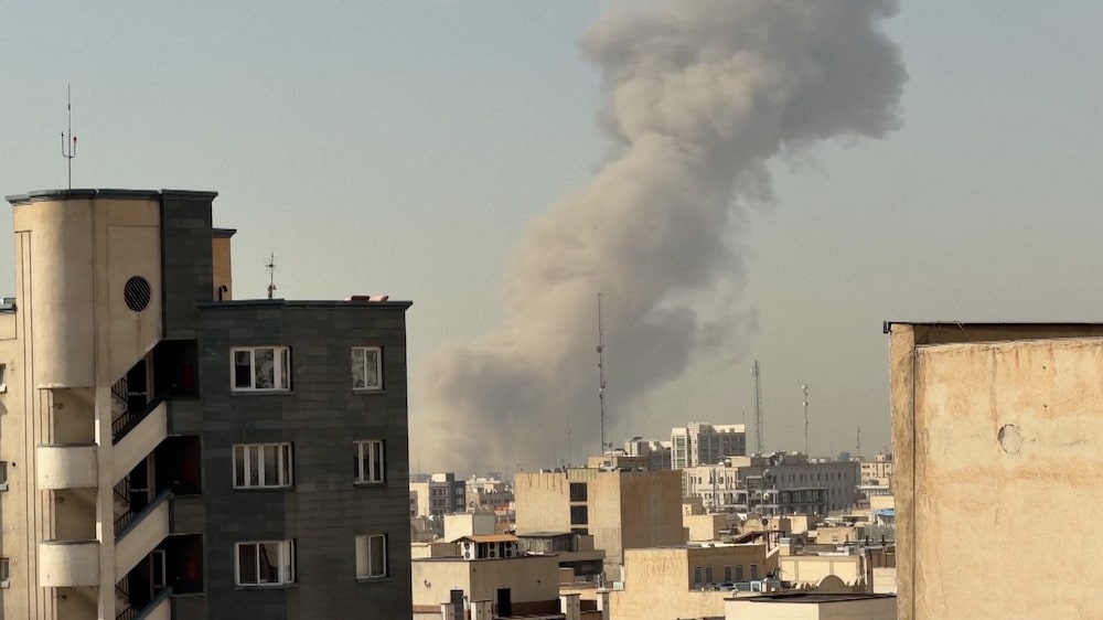 Un vídeo muestra humo saliendo de una zona del sur de Teherán el sábado después de que Israel lanzara un ataque contra la capital de Irán. (Fuente: Associated Press) Un vídeo muestra humo saliendo de una zona del sur de Teherán el sábado después de que Israel lanzara un ataque contra la capital de Irán. (Fuente: Associated Press)