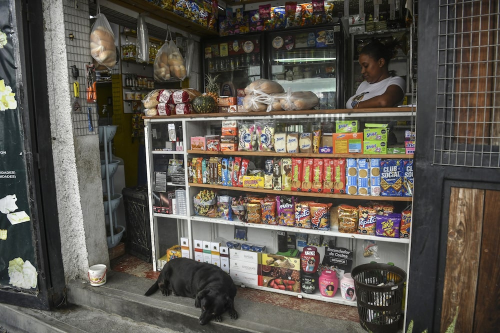 Los venezolanos comunes y corrientes está experimentando los cambios en el país de una manera mucho más lenta. Los venezolanos comunes y corrientes está experimentando los cambios en el país de una manera mucho más lenta.
