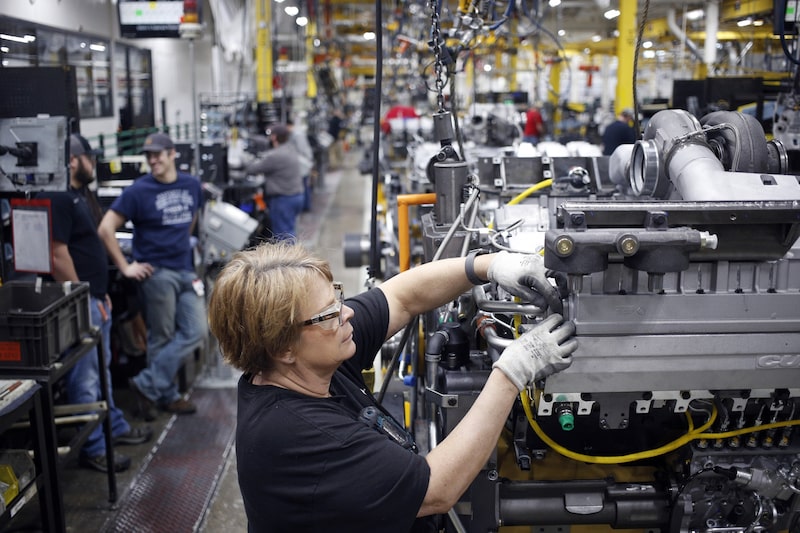 Un trabajador ensambla componentes en un motor diésel en una planta de motores en Seymour, Indiana. Fotógrafo: Luke Sharrett/Bloomberg Un trabajador ensambla componentes en un motor diésel en una planta de motores en Seymour, Indiana. Fotógrafo: Luke Sharrett/Bloomberg
