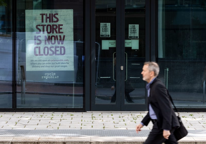 Un cartel en el que se lee "Esta tienda está cerrada" en una tienda Cycle Republic en Reading, Reino Unido, el martes 28 de junio de 2022. Un cartel en el que se lee "Esta tienda está cerrada" en una tienda Cycle Republic en Reading, Reino Unido, el martes 28 de junio de 2022.