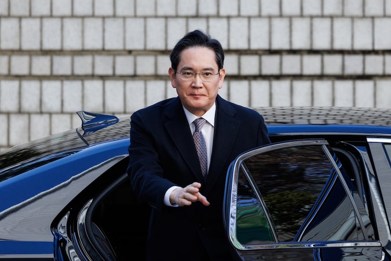 Jay Y. Lee Jay Y. Lee