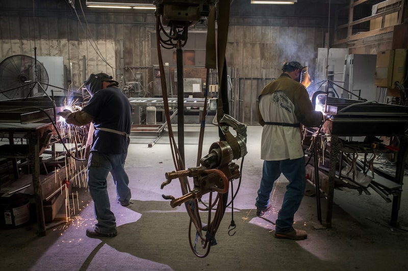 Trabajadores sueldan juntas en una fábrica de metal en Sacramento, California. Fotógrafo: David Paul Morris/Bloomberg Trabajadores sueldan juntas en una fábrica de metal en Sacramento, California. Fotógrafo: David Paul Morris/Bloomberg
