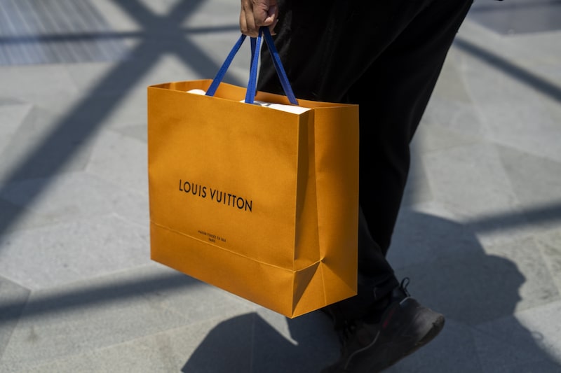 Una compradora lleva un bolso Louis Vuitton en Shanghái. Fotógrafo: Raúl Ariano/Bloomberg. Una compradora lleva un bolso Louis Vuitton en Shanghái. Fotógrafo: Raúl Ariano/Bloomberg.