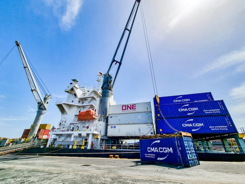 Puerto de Acajutla, ubicado en el Océano Pacífico, al occidente de El Salvador. Puerto de Acajutla, ubicado en el Océano Pacífico, al occidente de El Salvador.