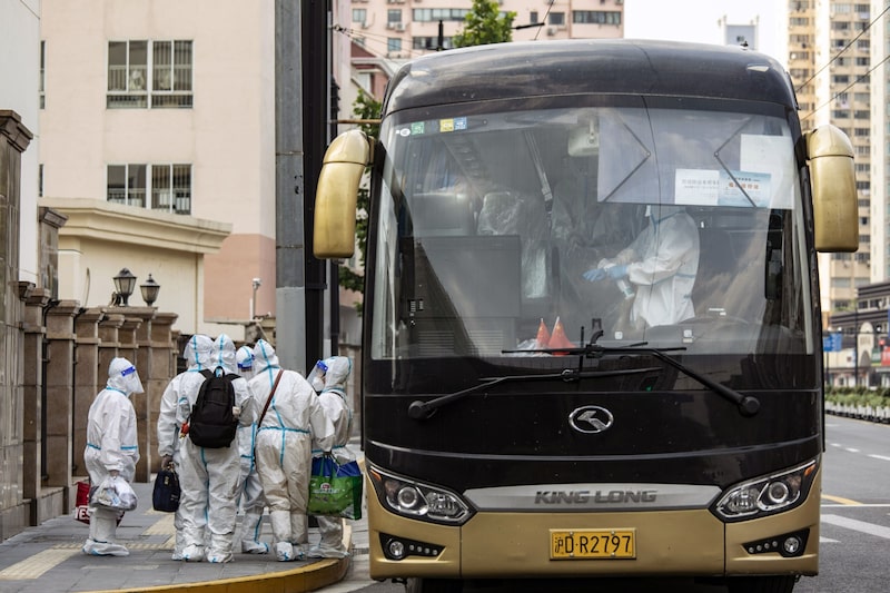 Personas con equipamiento protector contra el Covid-19 en Shanghái Personas con equipamiento protector contra el Covid-19 en Shanghái