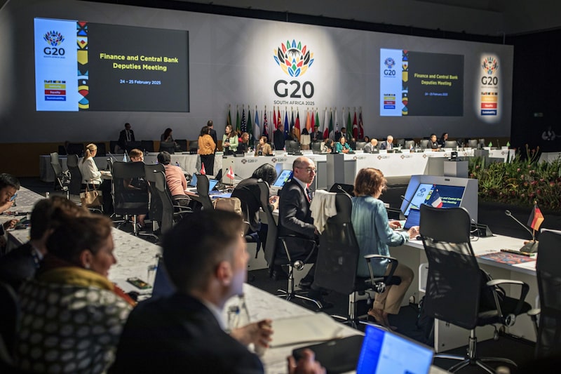 El repliegue estadounidense es claro: el secretario del Tesoro, Scott Bessent, se salta la reunión, tras la ausencia del secretario de Estado, Marco Rubio, la semana pasada en Johannesburgo en una reunión de ministros de Asuntos Exteriores del G-20. (Bloomberg) El repliegue estadounidense es claro: el secretario del Tesoro, Scott Bessent, se salta la reunión, tras la ausencia del secretario de Estado, Marco Rubio, la semana pasada en Johannesburgo en una reunión de ministros de Asuntos Exteriores del G-20. (Bloomberg)