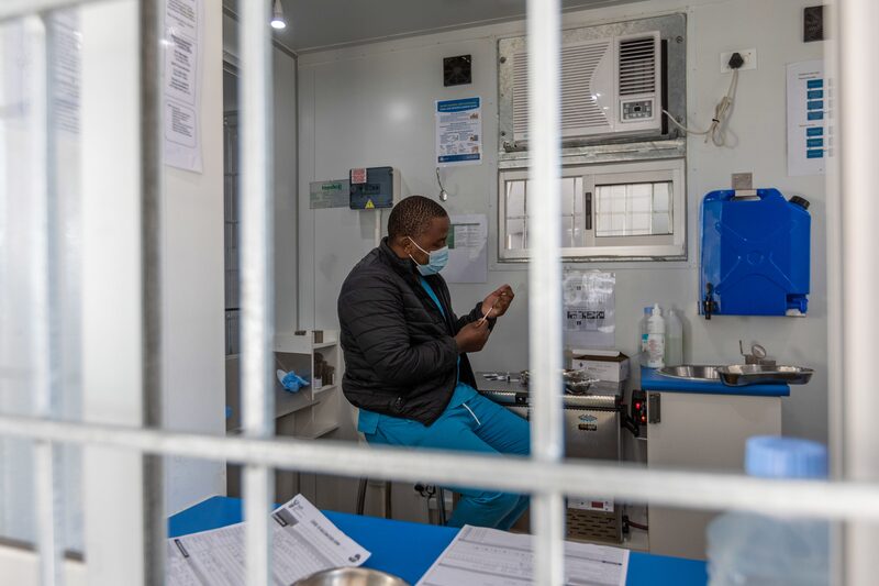 Cientistas que assessoraram o governo da África do Sul disseram em coletiva de imprensa hoje (29) que, embora a ômicron pareça ser mais transmissível, os casos parecem muito leves Cientistas que assessoraram o governo da África do Sul disseram em coletiva de imprensa hoje (29) que, embora a ômicron pareça ser mais transmissível, os casos parecem muito leves