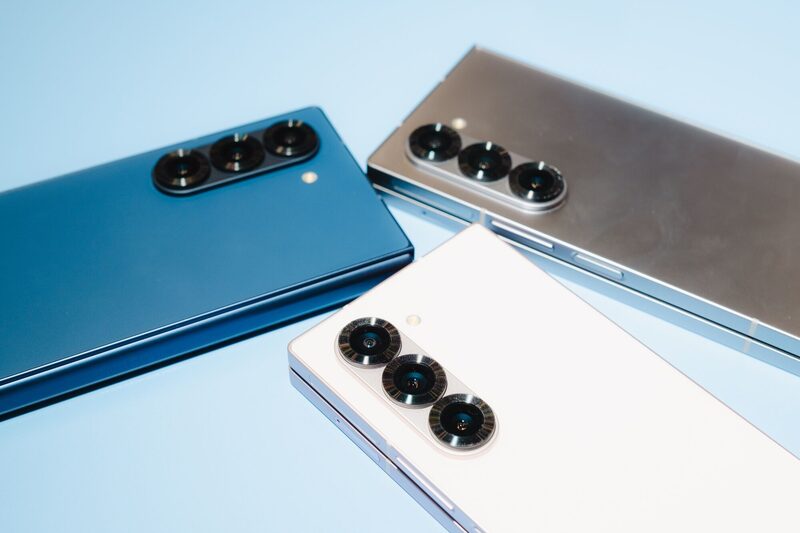 Samsung Electronics Co. planea recomprar unos 10 billones de wones (US$7.200 millones) de sus propias acciones durante el próximo año. Samsung Electronics Co. planea recomprar unos 10 billones de wones (US$7.200 millones) de sus propias acciones durante el próximo año.