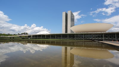 Bandeira de Lula, fim da escala 6x1 é aprovada na Câmara; texto vai ao Senado Bandeira de Lula, fim da escala 6x1 é aprovada na Câmara; texto vai ao Senado