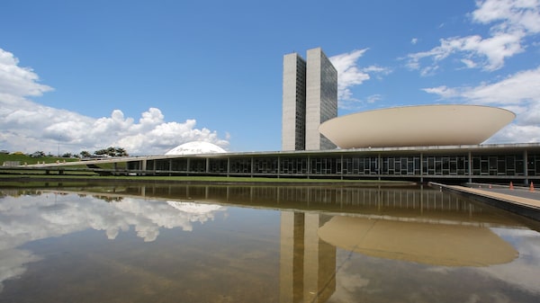 Bandeira de Lula, fim da escala 6x1 é aprovada na Câmara; texto vai ao Senado Bandeira de Lula, fim da escala 6x1 é aprovada na Câmara; texto vai ao Senado
