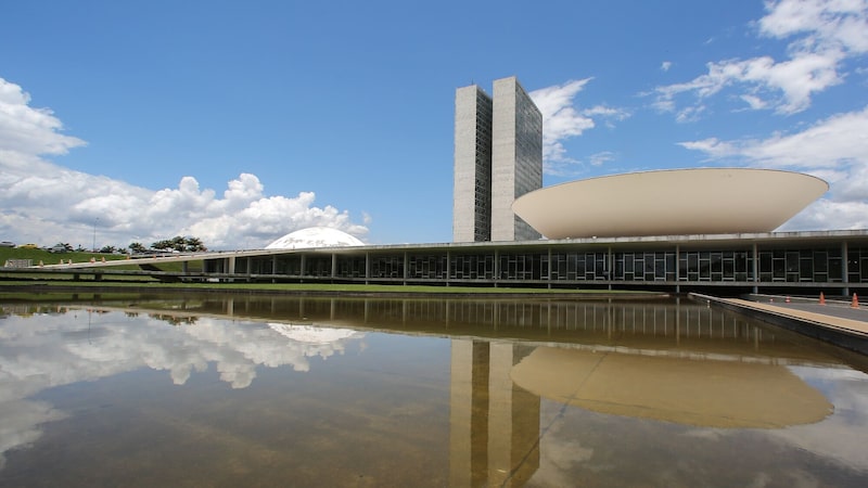 Bandeira de Lula, fim da escala 6x1 é aprovada na Câmara; texto vai ao Senado Bandeira de Lula, fim da escala 6x1 é aprovada na Câmara; texto vai ao Senado