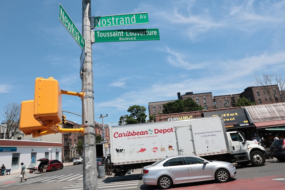 En Brooklyn, la esquina de las avenidas Newkirk y Nostrand estuvo en su día demasiado concurrida para caminar por ella sin obstáculos. En una visita reciente, solo había dos vendedores ambulantes vendiendo ropa. Foto: Michael M. Santiago/Getty Images En Brooklyn, la esquina de las avenidas Newkirk y Nostrand estuvo en su día demasiado concurrida para caminar por ella sin obstáculos. En una visita reciente, solo había dos vendedores ambulantes vendiendo ropa. Foto: Michael M. Santiago/Getty Images