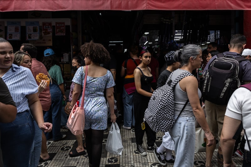 Compradores y turistas en el barrio de Liberdade, en São Paulo. Fotógrafa: Maira Erlich/Bloomberg Compradores y turistas en el barrio de Liberdade, en São Paulo. Fotógrafa: Maira Erlich/Bloomberg