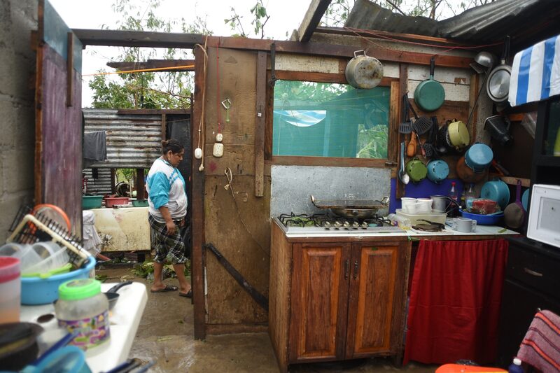 Una residente inspecciona una casa dañada después de que el huracán Grace tocara tierra en Tecolitla, estado de Veracruz, México. Fotógrafo: Hector Adolfo Quintanar Perez / Bloomberg Una residente inspecciona una casa dañada después de que el huracán Grace tocara tierra en Tecolitla, estado de Veracruz, México. Fotógrafo: Hector Adolfo Quintanar Perez / Bloomberg