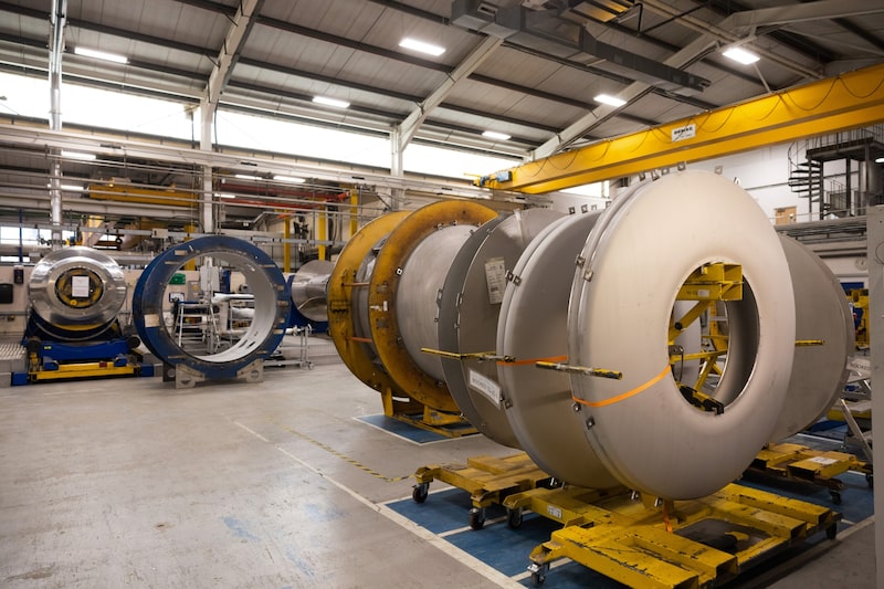 Escáneres de resonancia magnética en la línea de producción de una fábrica cerca de Oxford, Reino Unido. Fotógrafo: Chris Ratcliffe/Bloomberg. Escáneres de resonancia magnética en la línea de producción de una fábrica cerca de Oxford, Reino Unido. Fotógrafo: Chris Ratcliffe/Bloomberg.