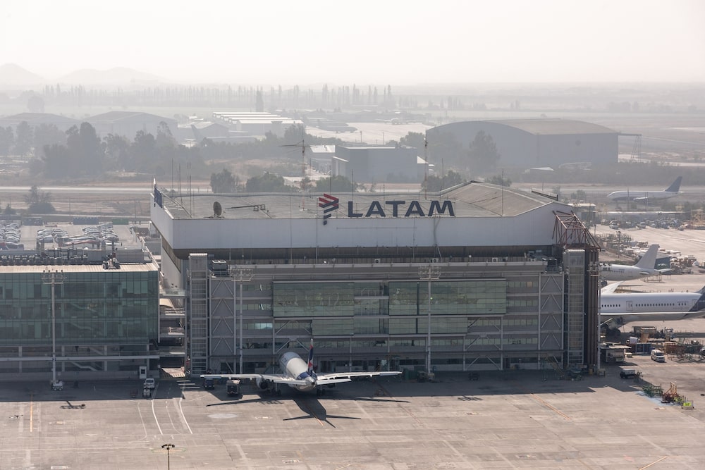 Un edificio de Latam Airlines en el aeropuerto Arturo Merino Benítez, en Santiago, Chile.Fotógrafo: Cristóbal Olivares/Bloomberg Un edificio de Latam Airlines en el aeropuerto Arturo Merino Benítez, en Santiago, Chile.Fotógrafo: Cristóbal Olivares/Bloomberg