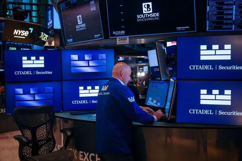 Un operador bursátil trabaja en la sala de la Bolsa de Nueva York.
Fotógrafo: Michael Nagle/Bloomberg Un operador bursátil trabaja en la sala de la Bolsa de Nueva York.
Fotógrafo: Michael Nagle/Bloomberg