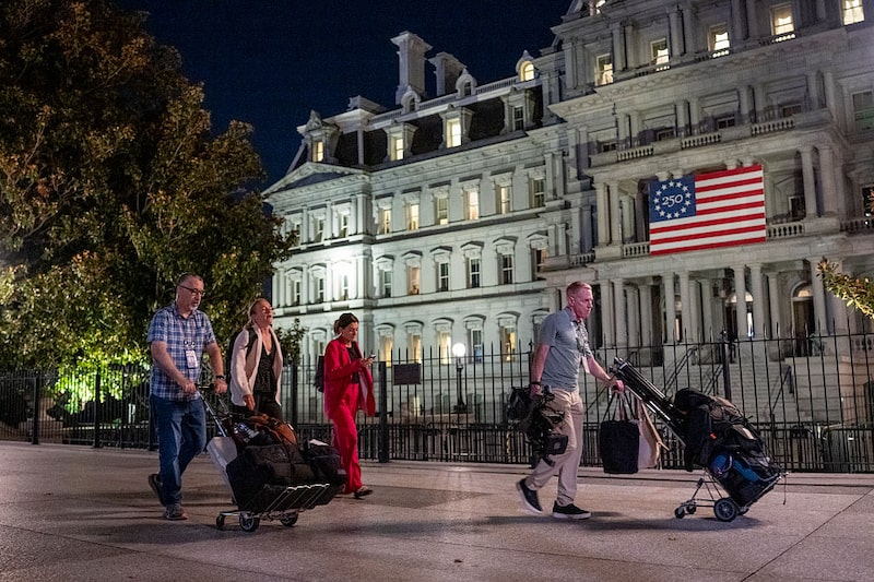 Los miembros de los medios de comunicación abandonan los terrenos de la Casa Blanca el 18 de septiembre. Fotógrafo: Daniel Heuer/Getty Images. Los miembros de los medios de comunicación abandonan los terrenos de la Casa Blanca el 18 de septiembre. Fotógrafo: Daniel Heuer/Getty Images.