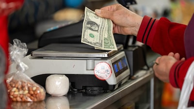 Dólar cae a mínimo de tres meses ante menor expectativa de alzas de tasas de la Fed Dólar cae a mínimo de tres meses ante menor expectativa de alzas de tasas de la Fed