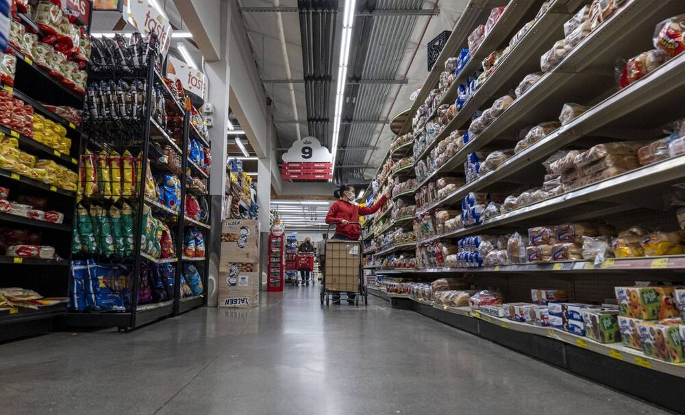 La inflación desenfrenada en medio de las interrupciones en las cadenas de suministro y la invasión a Ucrania están agravando las quejas relacionadas con la desigualdad. Fotógrafo: David Paul Morris/Bloomberg La inflación desenfrenada en medio de las interrupciones en las cadenas de suministro y la invasión a Ucrania están agravando las quejas relacionadas con la desigualdad. Fotógrafo: David Paul Morris/Bloomberg